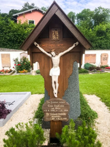 Restaurierung Grabkreuz